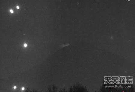 'UFO来了？墨西哥火山惊现球体和长形异物'