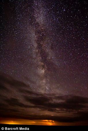 '摄影师拍摄暴雨夜空壮观银河画面（图片）'