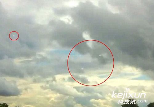 '神秘UFO编队飞过英国高速公路上空'