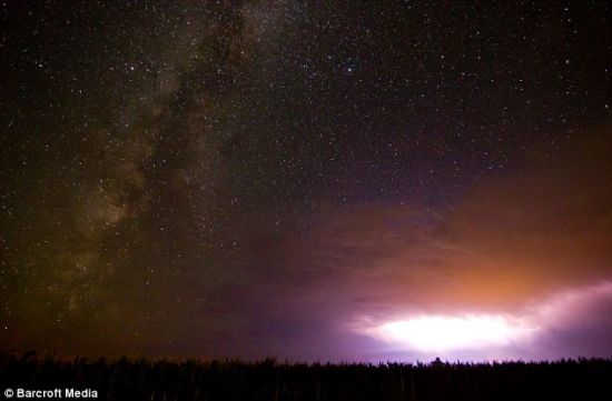 '摄影师拍摄暴雨夜空壮观银河画面（图片）'