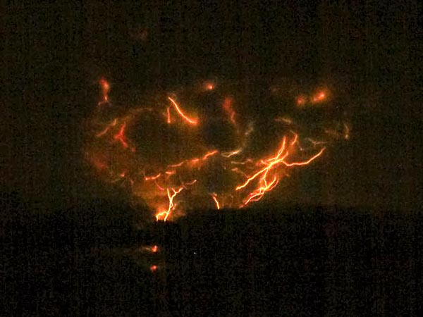 '研究人员拍摄火山闪电现象