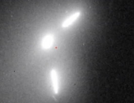 '世纪大彗星是不明飞行物？现三个不明结构'