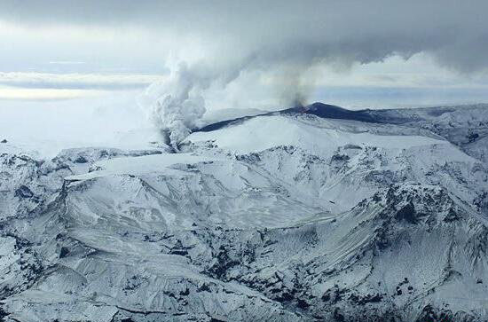 '罕见的火山口上的冰川之谜：谁说的水火不相容'