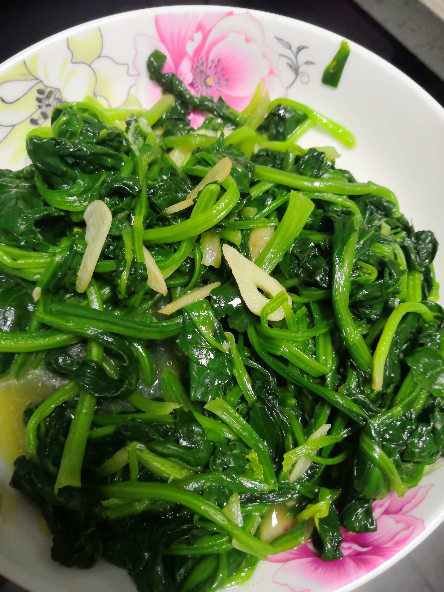 蒜香菠菜成品图