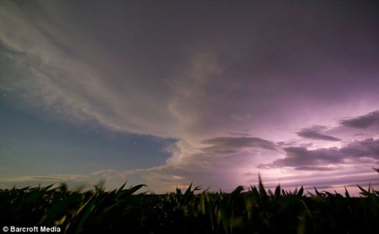 '摄影师拍摄暴雨夜空壮观银河画面（图片）'